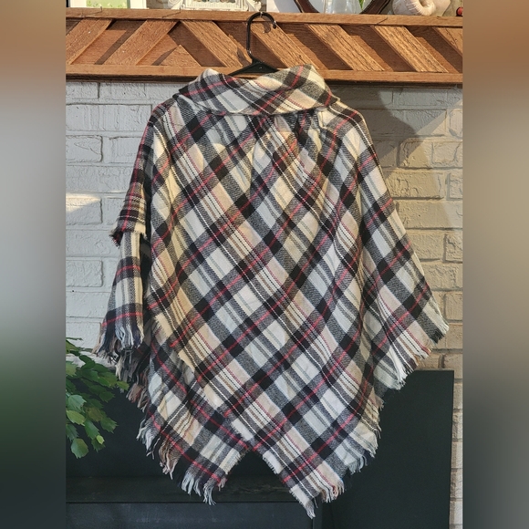 Modena NYC plaid knit soft fringe Shawl/Cape/poncho Women’s One Size NWOT - Picture 4 of 6